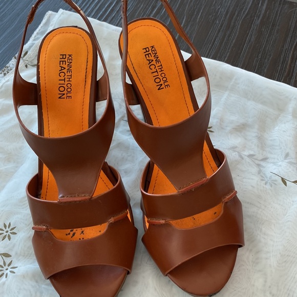 Kenneth Cole reaction 4 1/4”heel in brown and orange with platform front. - Picture 9 of 13
